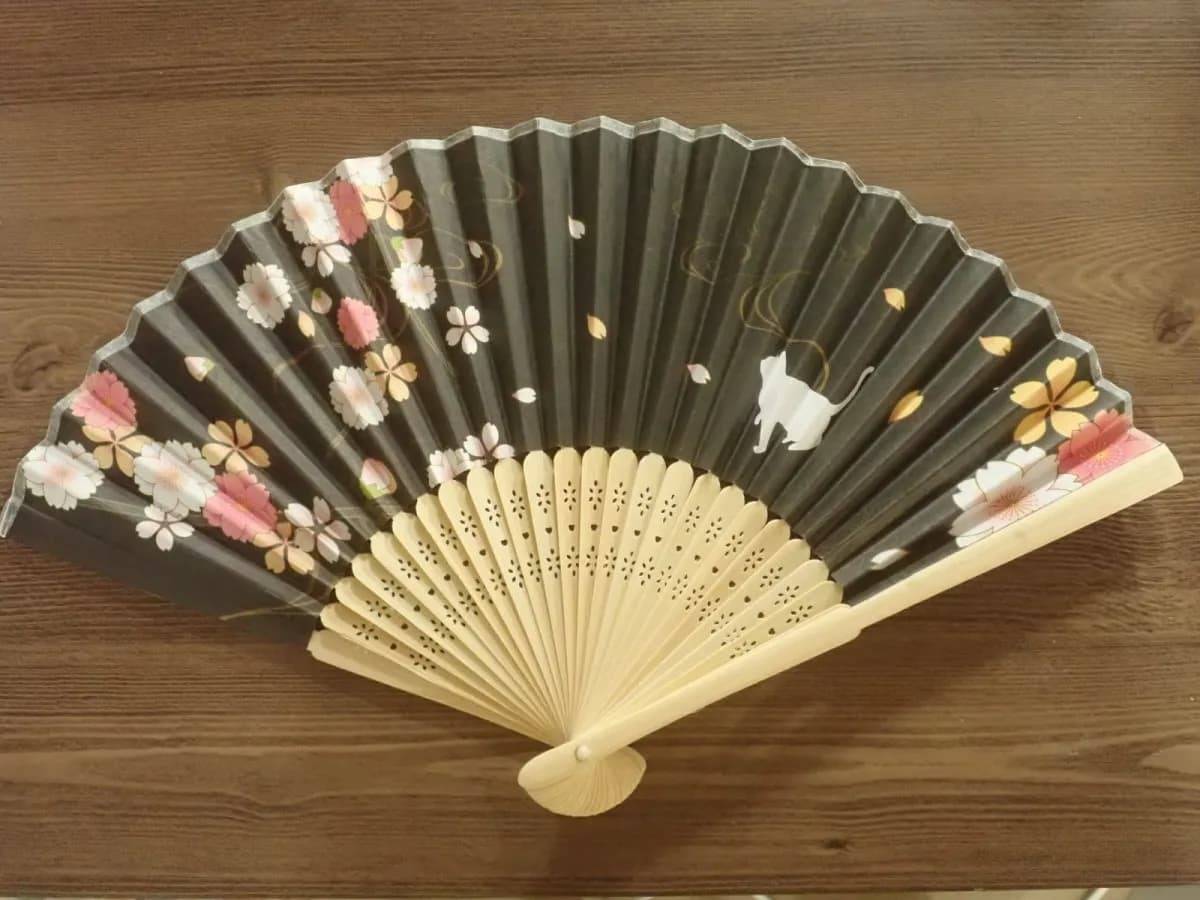ダイソー紙扇子(猫と桜)−３