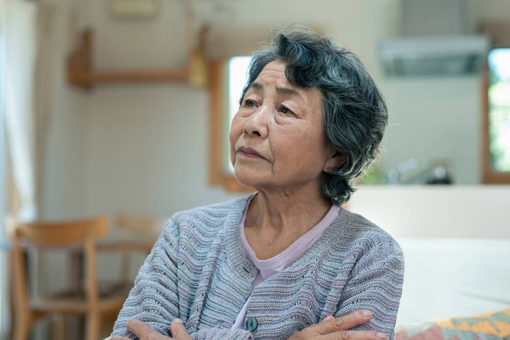 物憂げな高齢女性