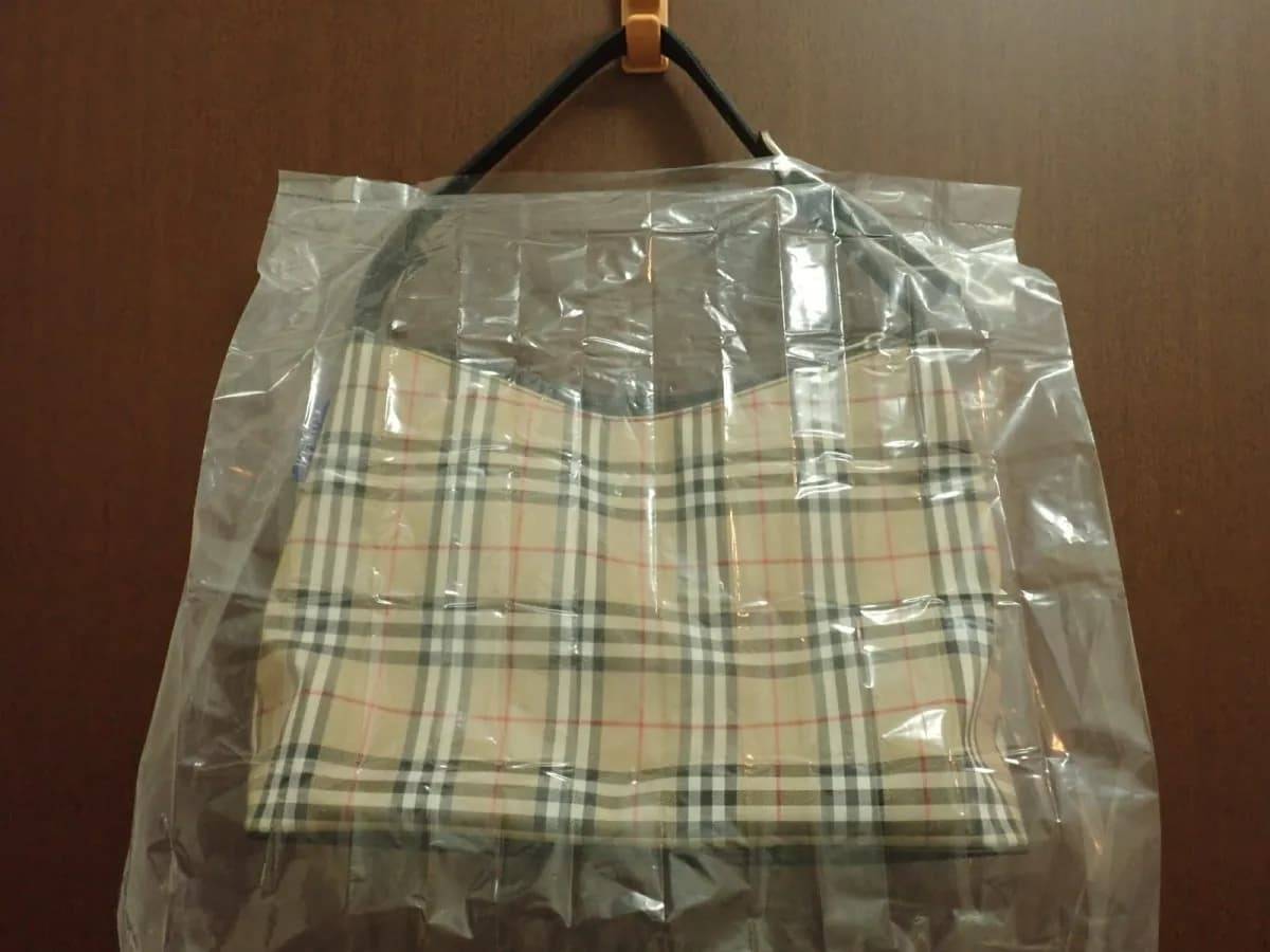 ダイソー携帯用簡易レインバッグカバー(トートバッグ用)−３