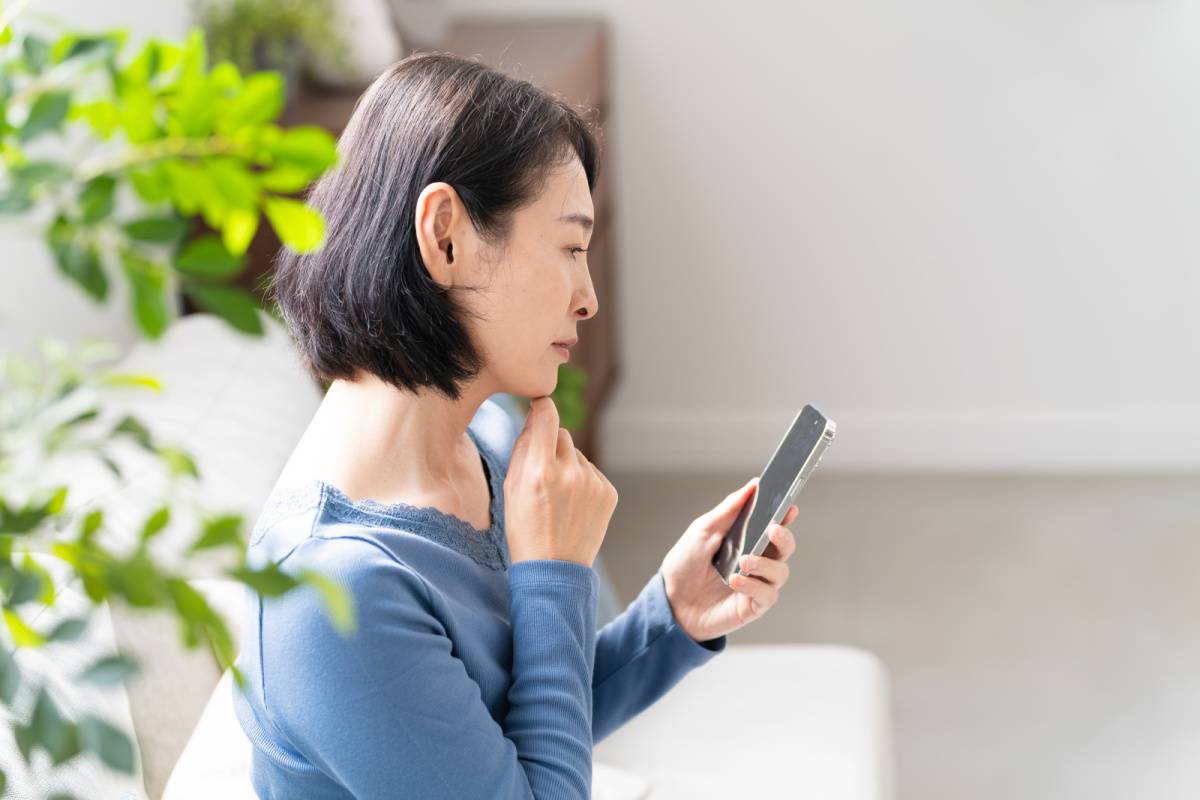 スマートフォンを見ている女性