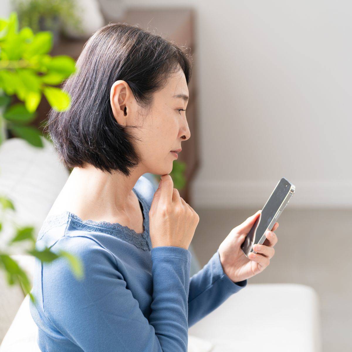スマートフォンを見ている女性
