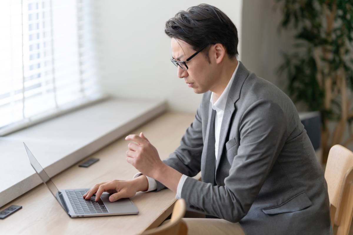 パソコンで作業している男性