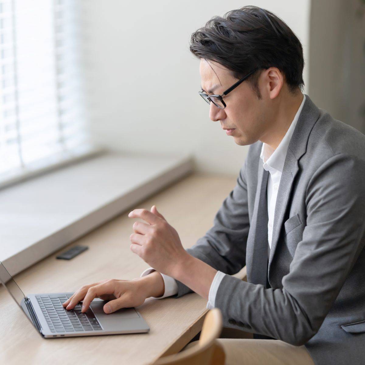 パソコンで作業している男性