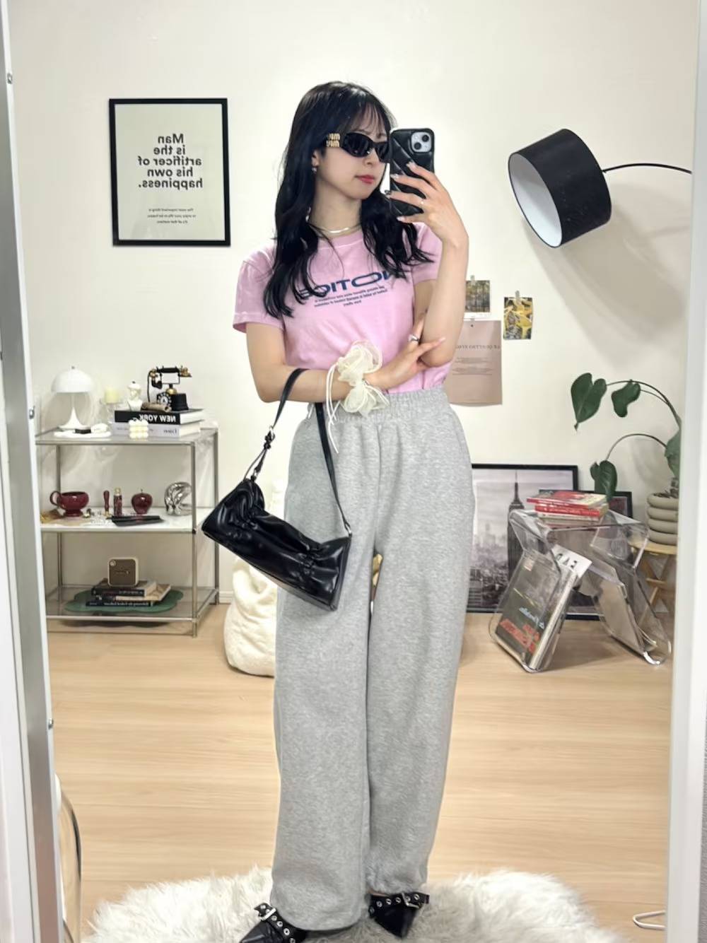 ピンクのTシャツ×グレーのスウェットパンツ