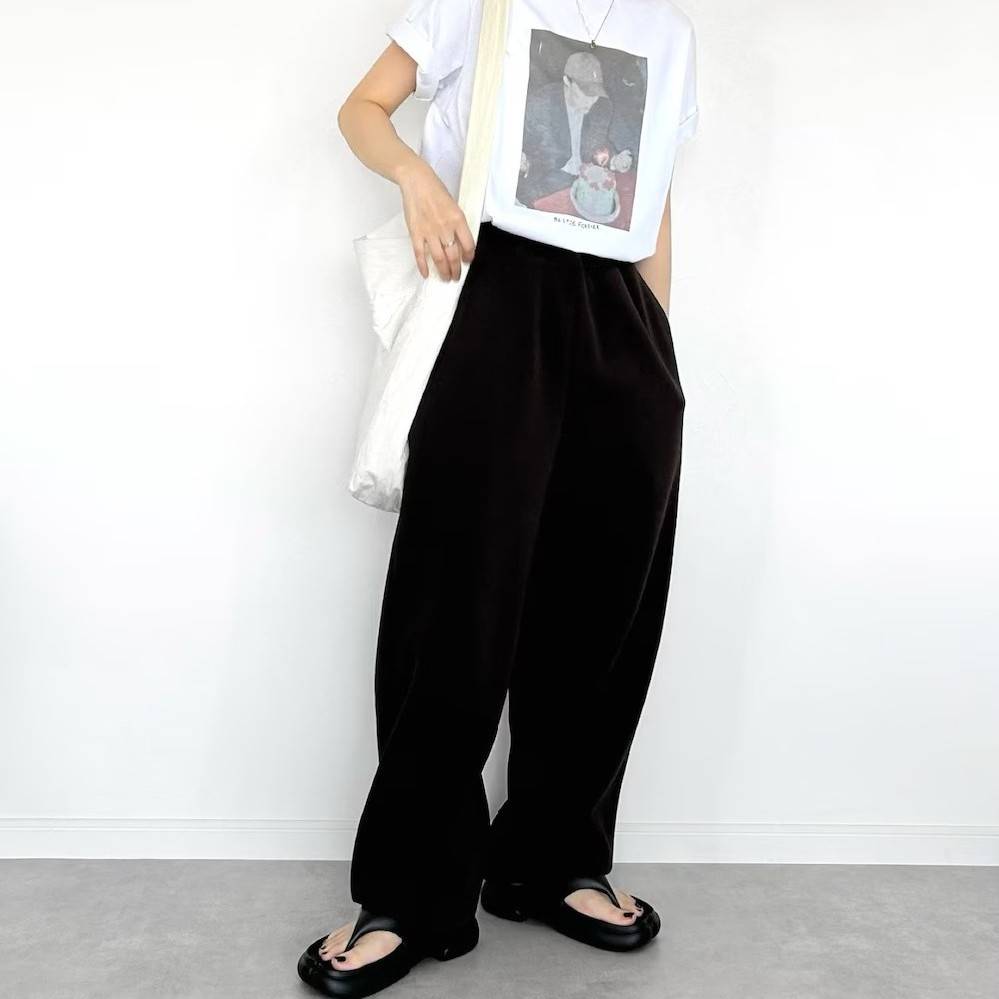 モノトーンコーデの女性