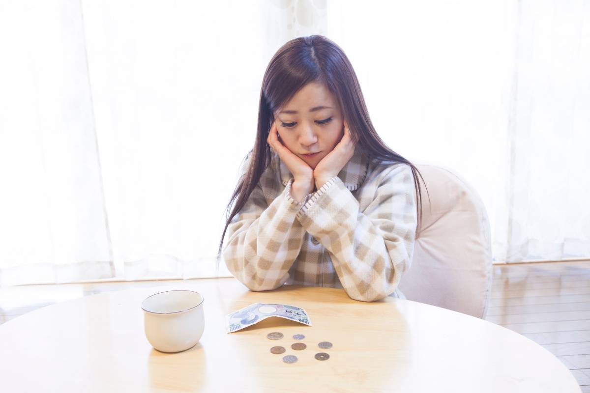 お金を眺めている女性