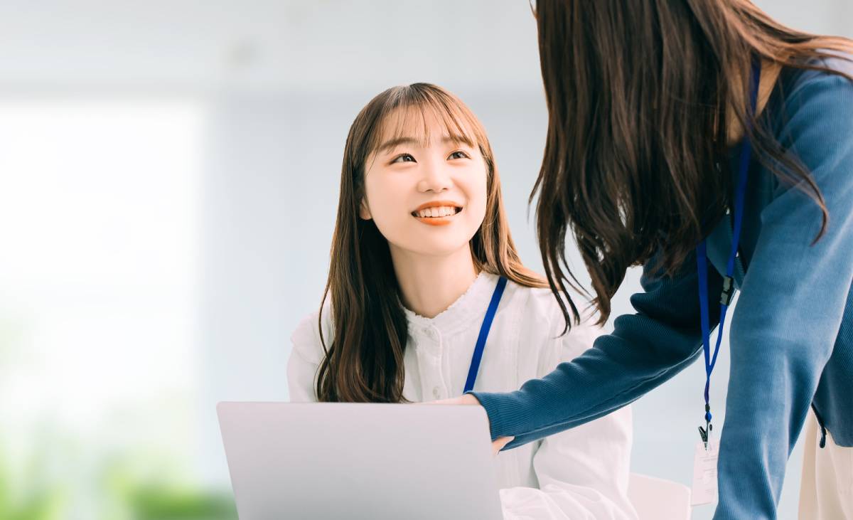 オフィスで話している2人の女性