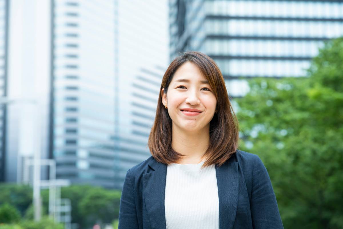 オフィス街にいる女性