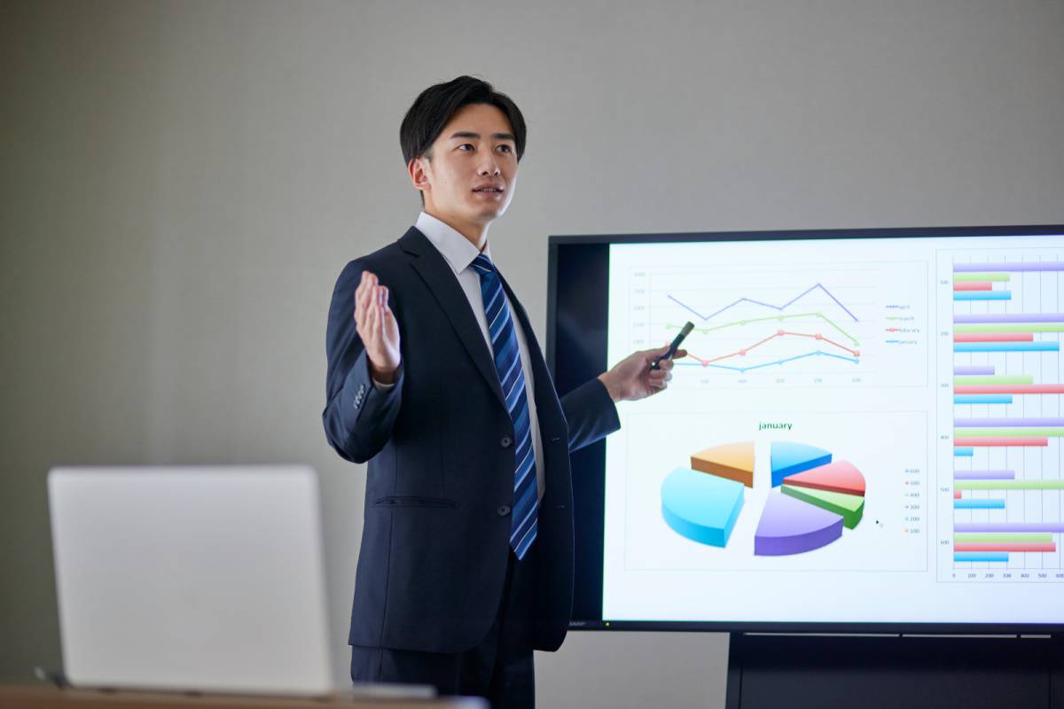 プレゼンテーションをしている男性