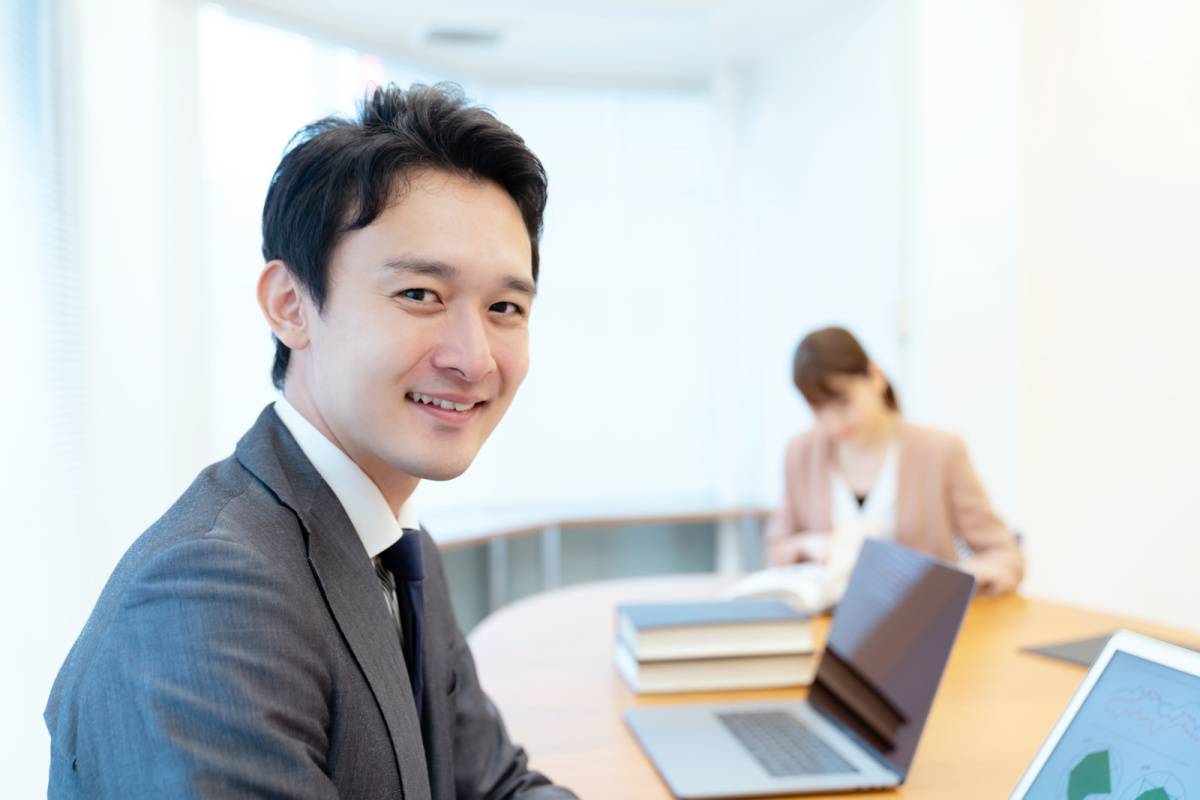 オフィスで仕事をしている男性