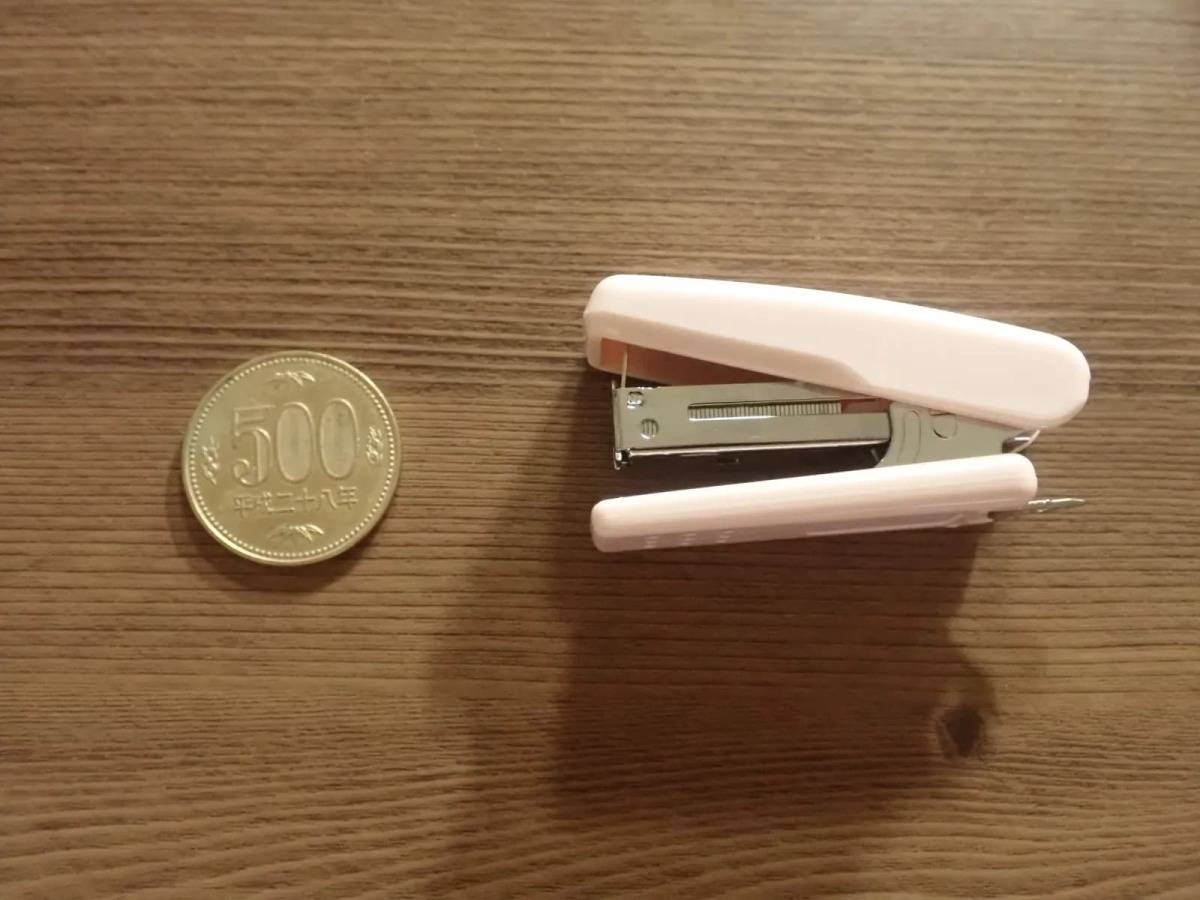 ダイソーミニステープラー ピンク−２