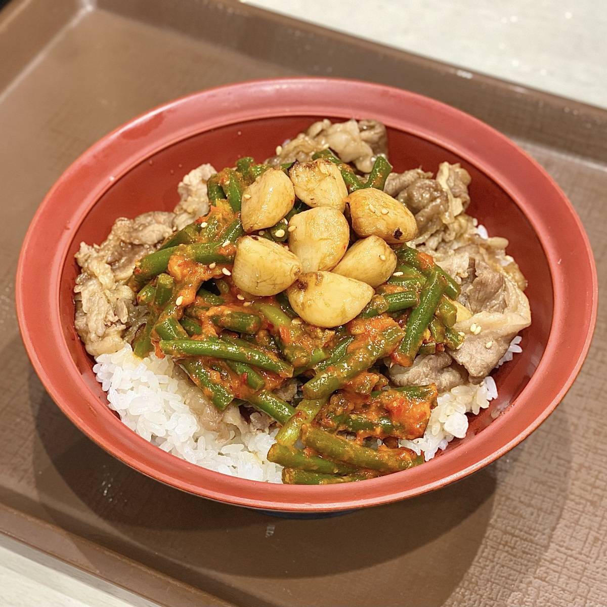 すき家の「ダブルニンニク 牛カルビ焼肉丼」