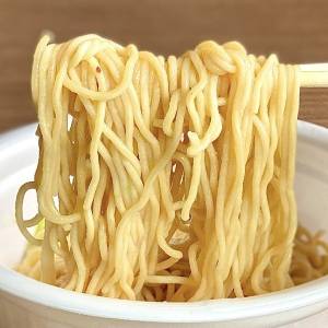  日清食品の「日清焼そばU.F.O. カップヌードルシーフード焼そば」の麺をお箸で掴む様子 