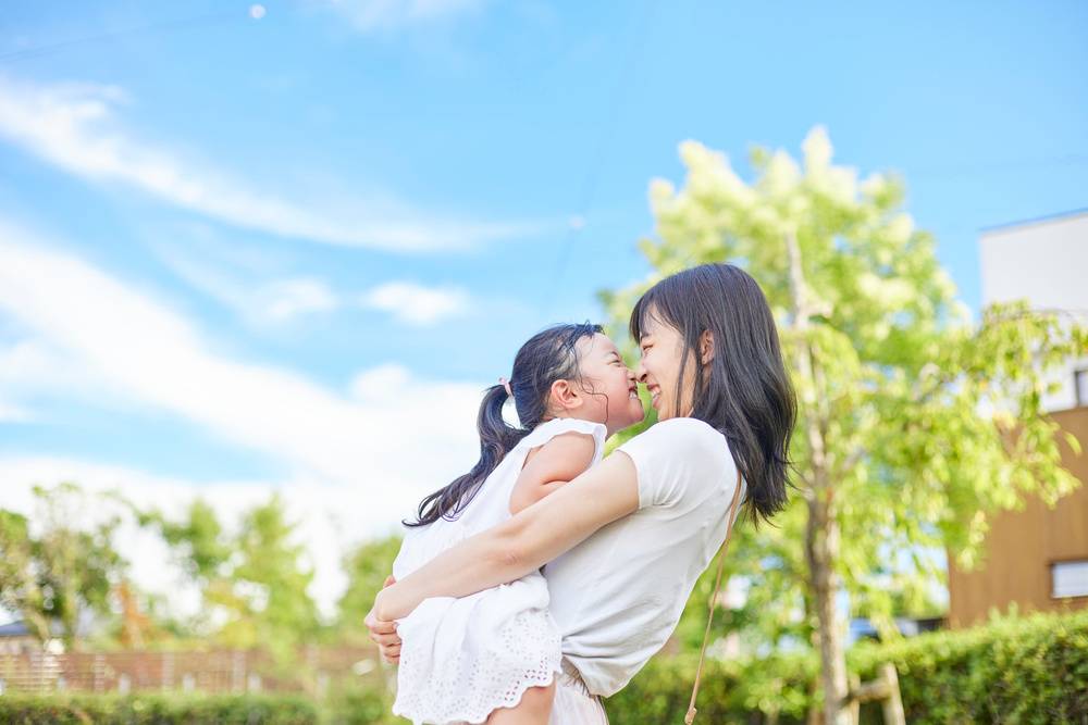 子どもと抱き合うママ