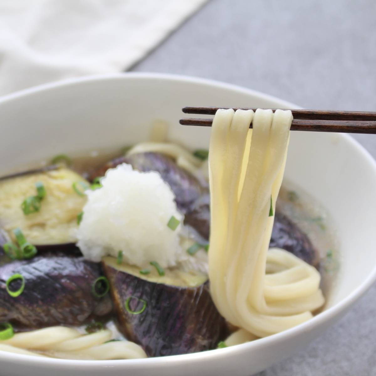 テーブルマーク公式の「なすのめんつゆ煮うどん」のレシピ