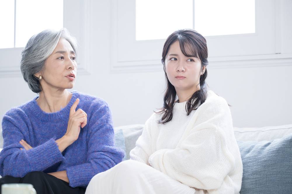 喧嘩する女性2人