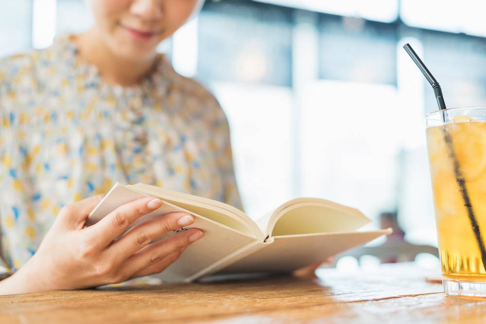 読書する女性
