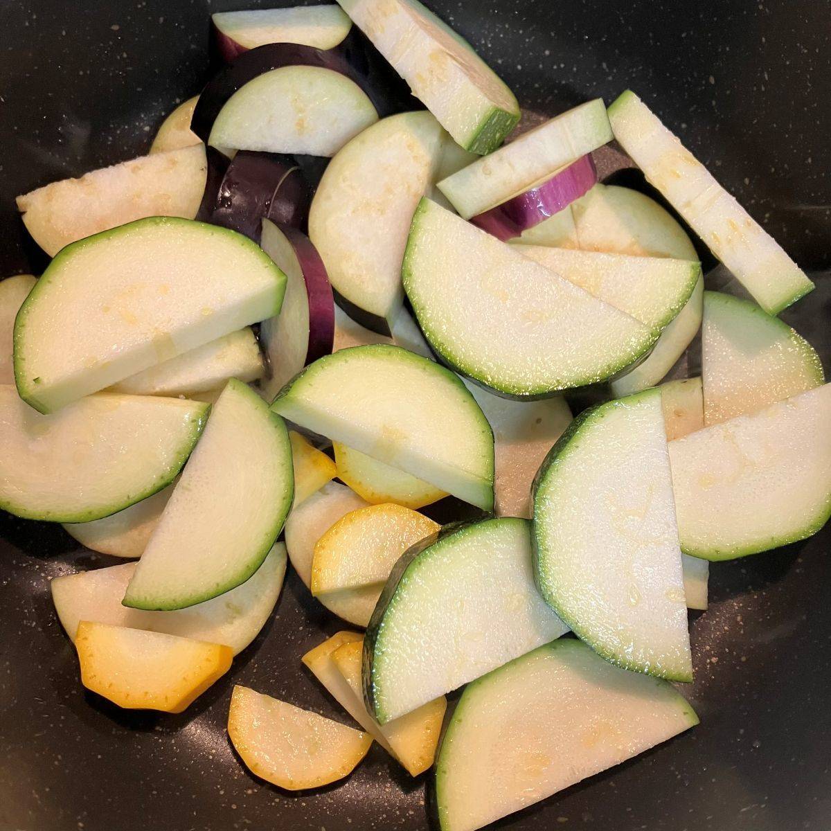 JAグループ公式の「シンプル彩り野菜の蒸し炒め」のレシピ