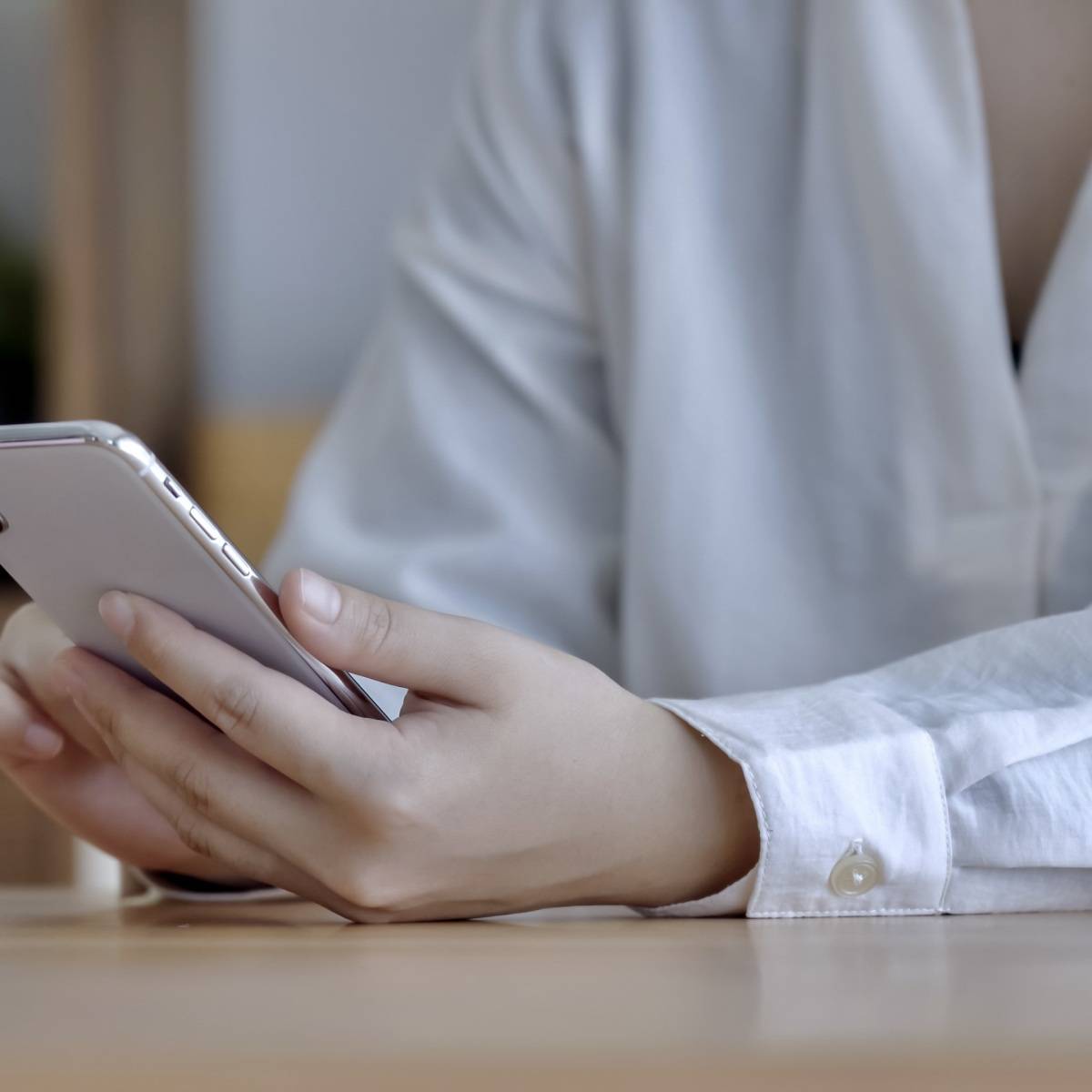 スマホを使う女性