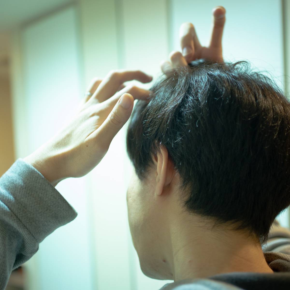 男性の後ろ姿
