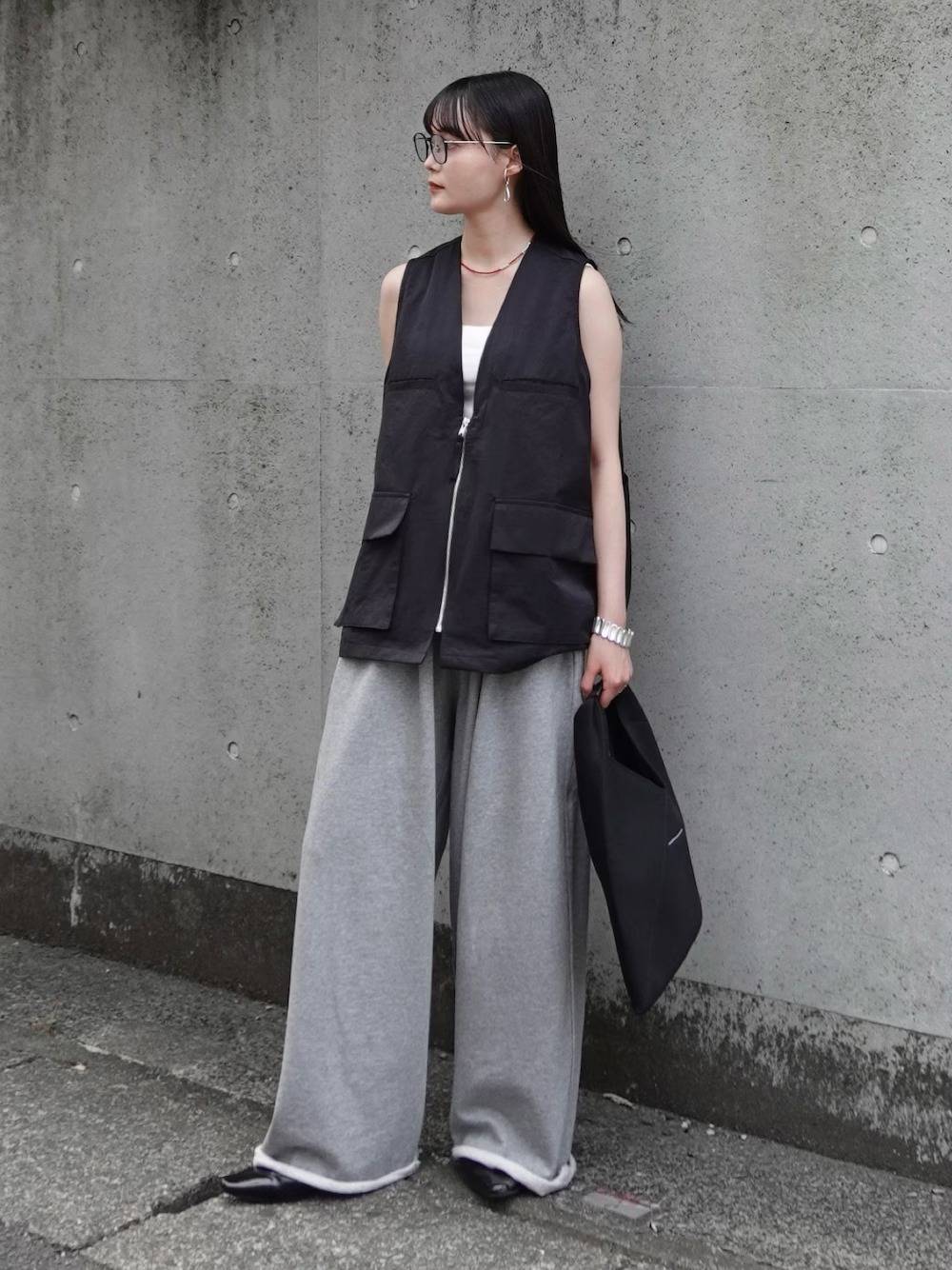 ミリタリーベスト×スウェットパンツ