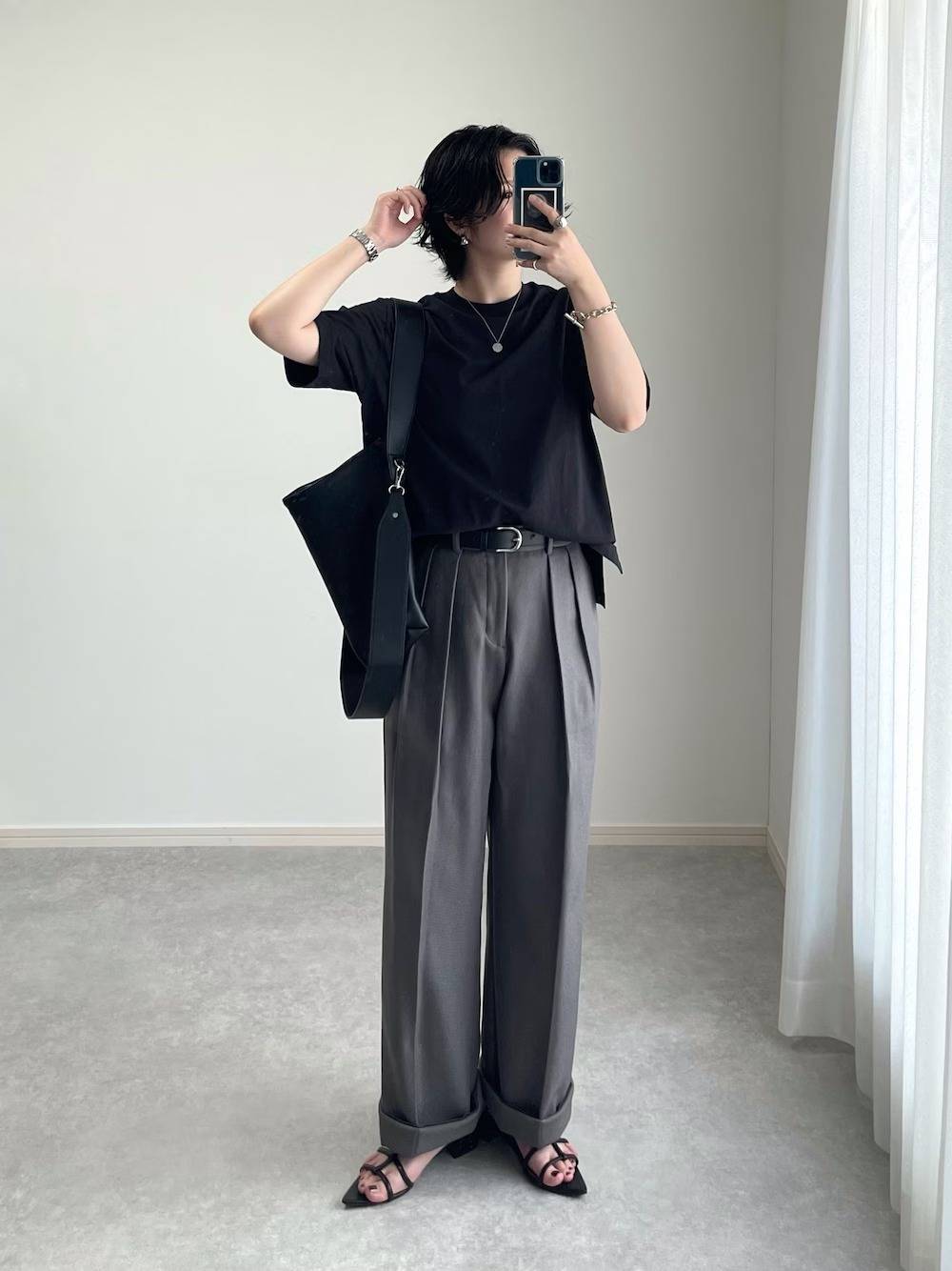 黒Tシャツを合わせた濃色コーデが◎