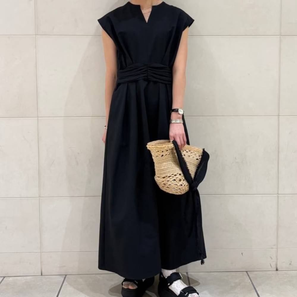 黒ワンピースを着た女性