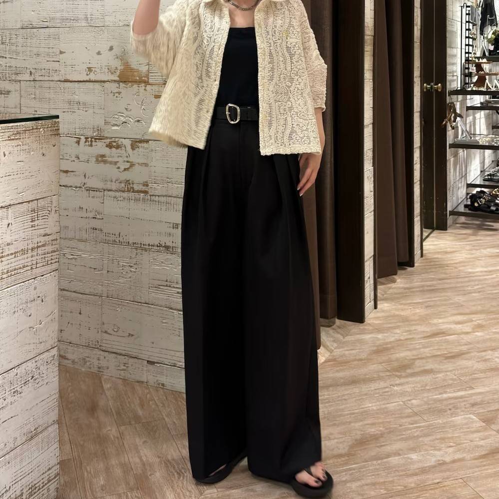 モノトーンコーデの女性