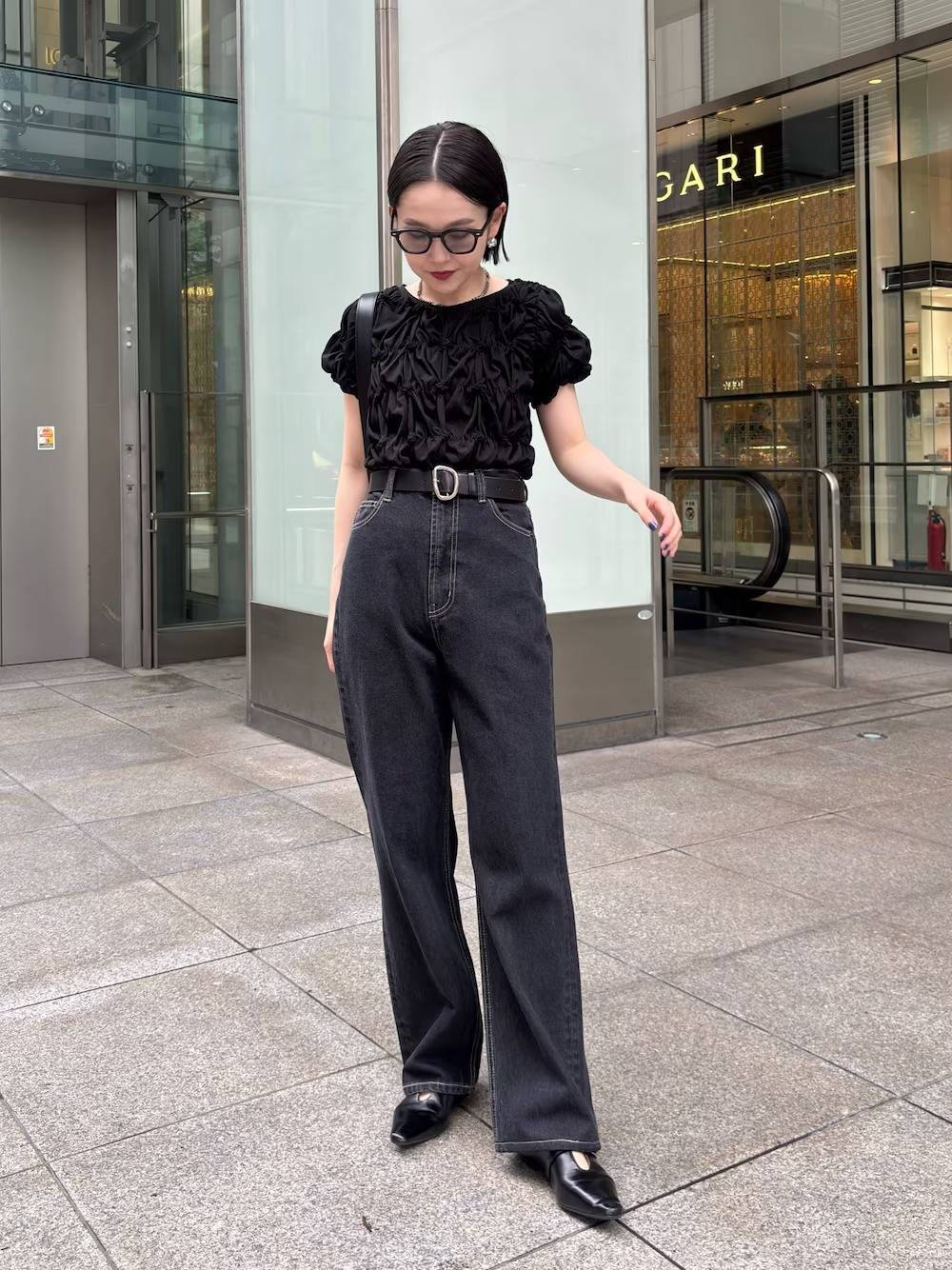 デザインTシャツ×デニムパンツ