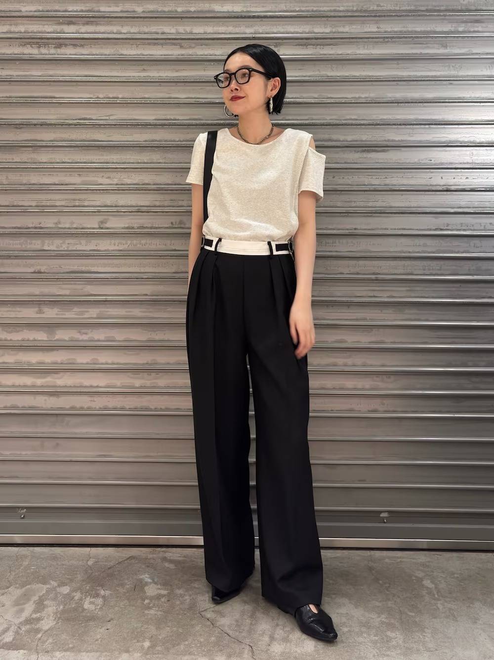 カットアウトTシャツ×配色黒パンツ