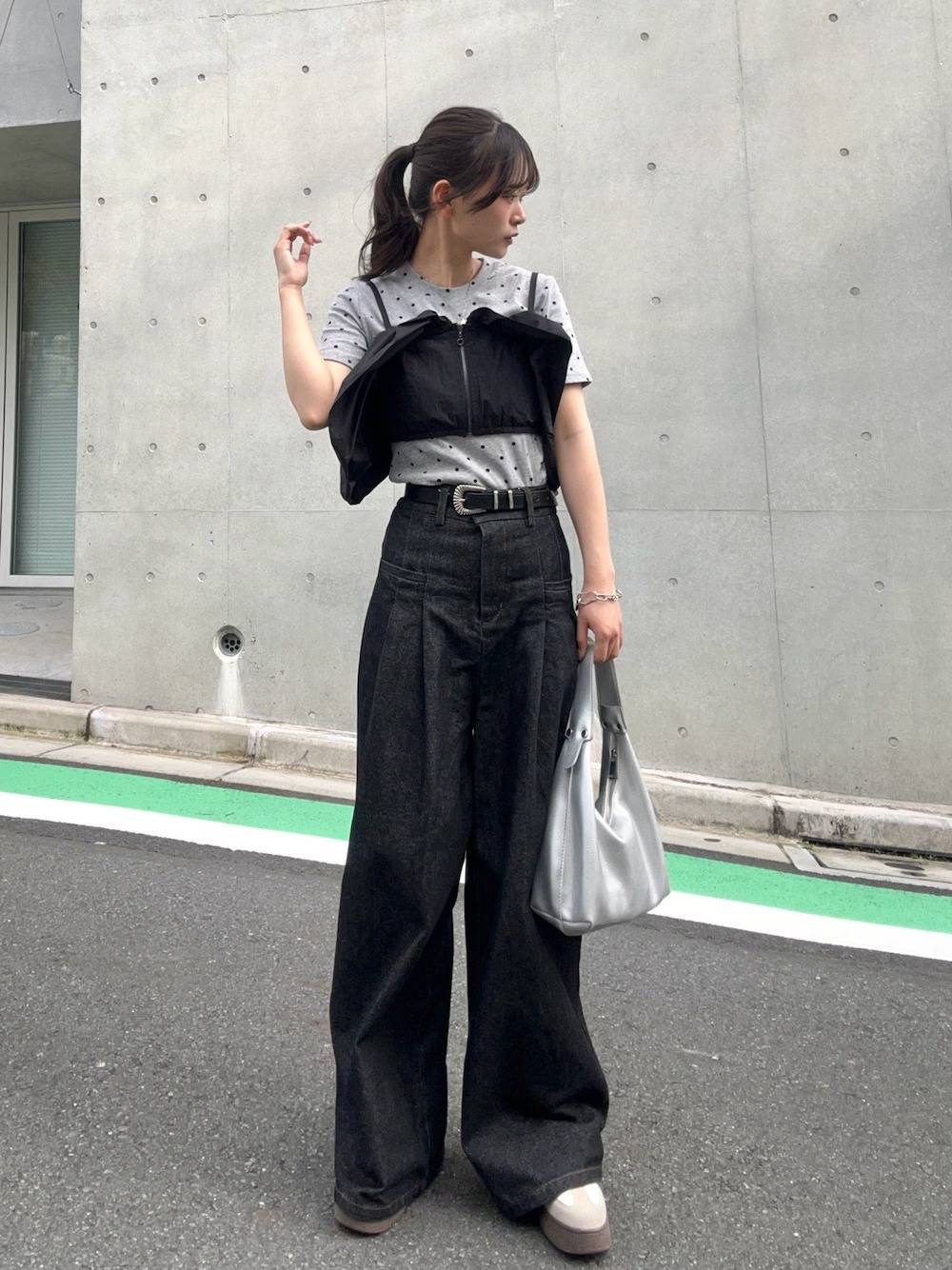 ドット柄Tシャツ×ビスチェの重ね着が◎
