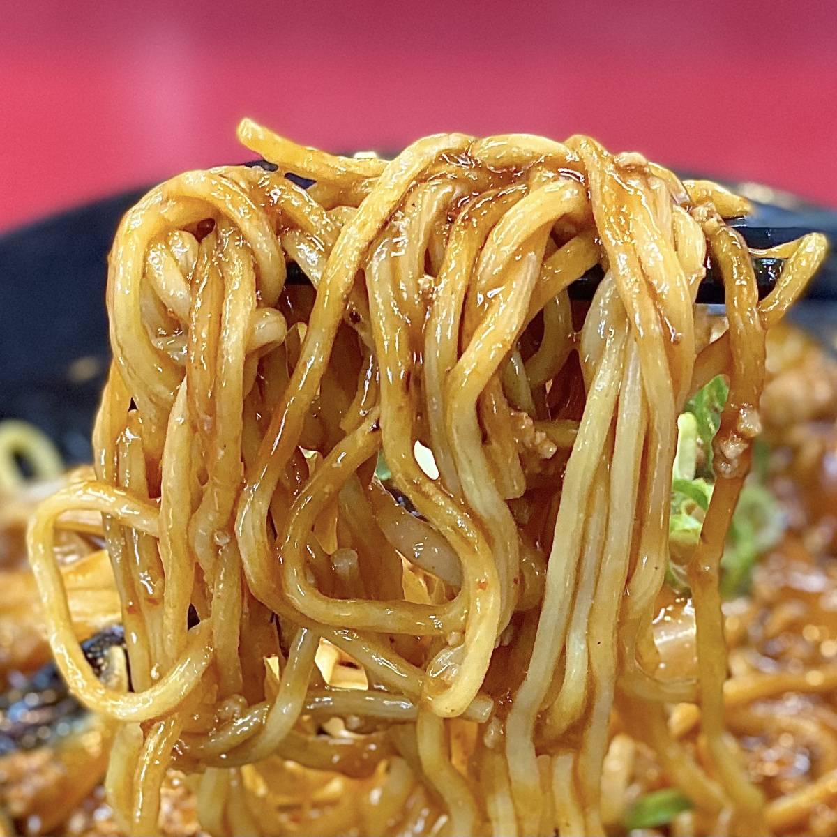 餃子の王将の「麻婆茄子焼そば」の麺をお箸で掴む様子