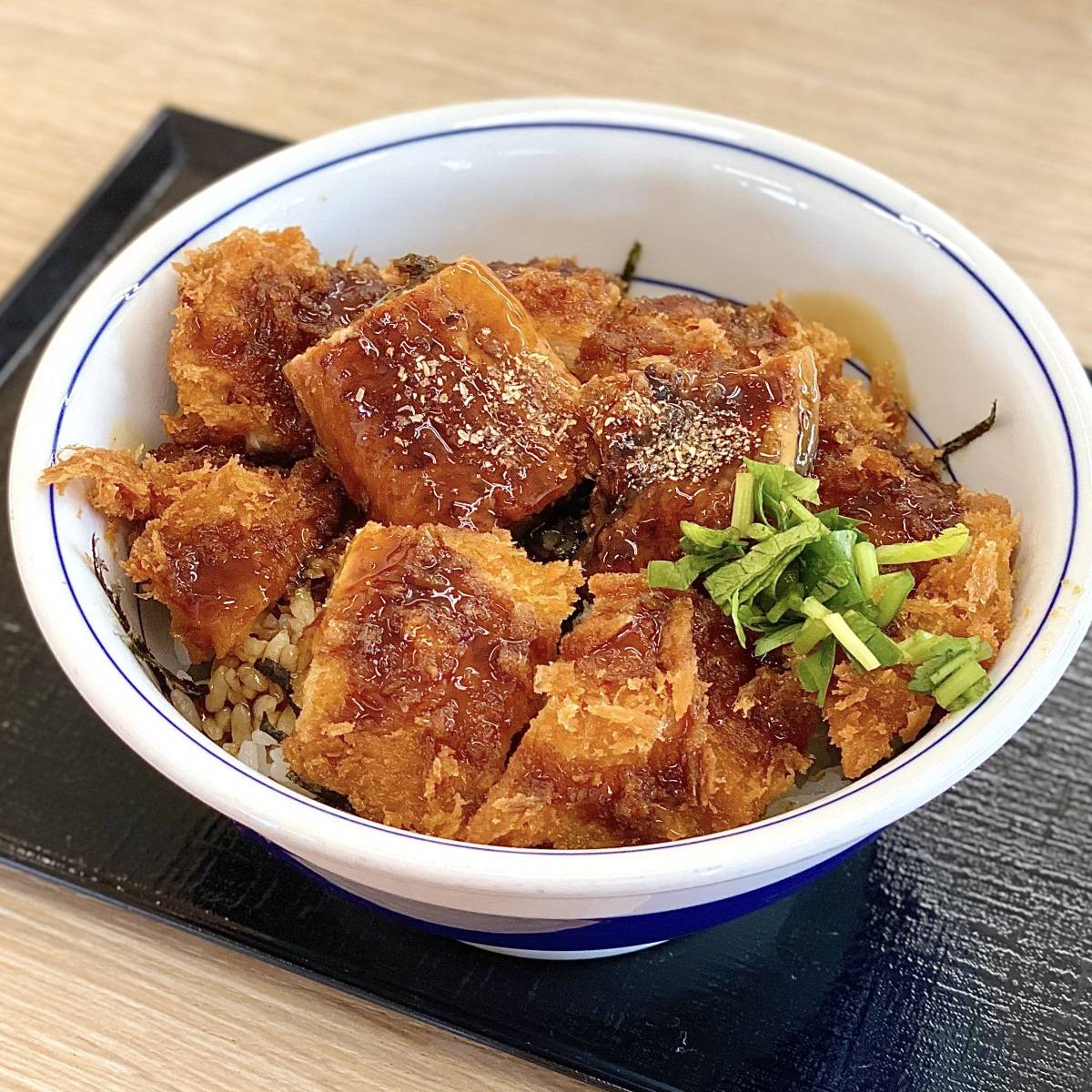 かつやの「うなぎの蒲焼きとロースカツの合い盛り丼」