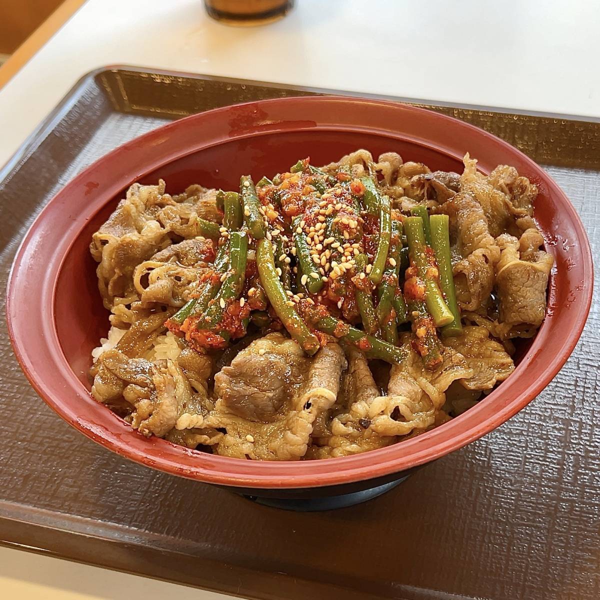 すき家の「ニンニクの芽 牛カルビ焼肉丼」