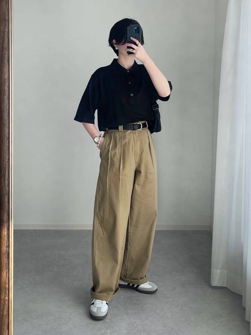 黒シャツ×ベージュパンツ