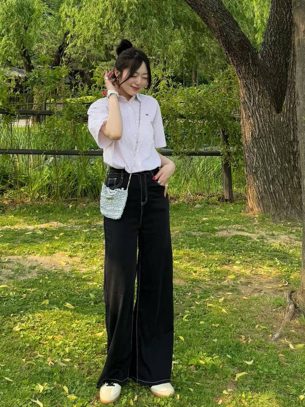 ストライプ柄シャツ×デニムパンツ