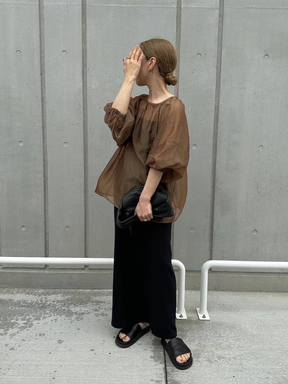 ブラウン×黒の濃色コーデで大人っぽく♡