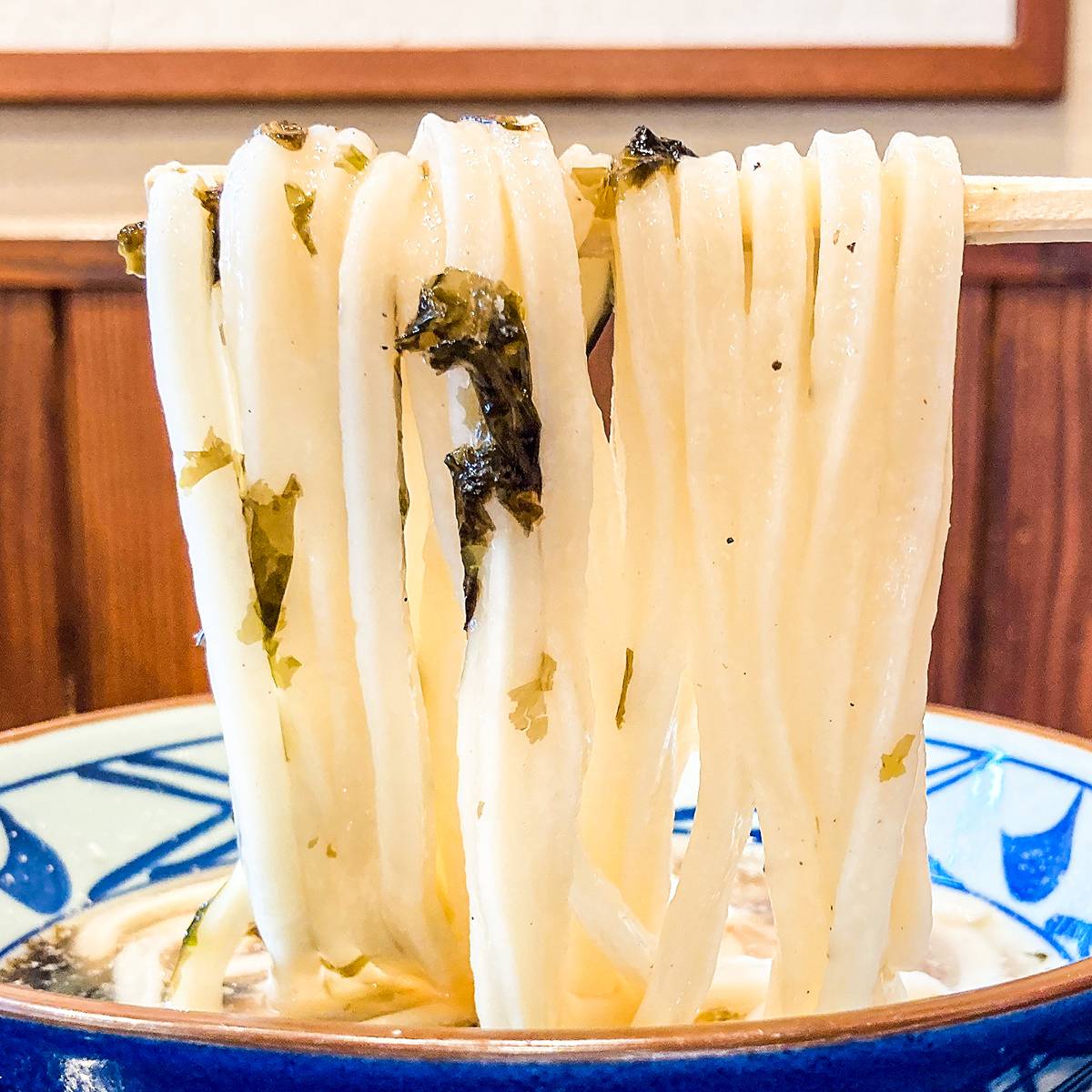 丸亀製麺の「冷たーい海苔旨塩うどん」