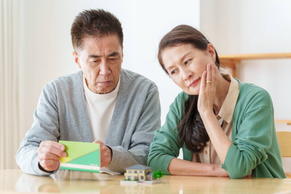通帳を見ている夫婦