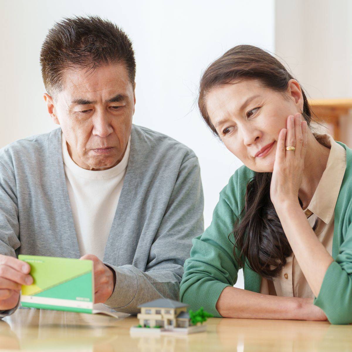 通帳を見ている夫婦