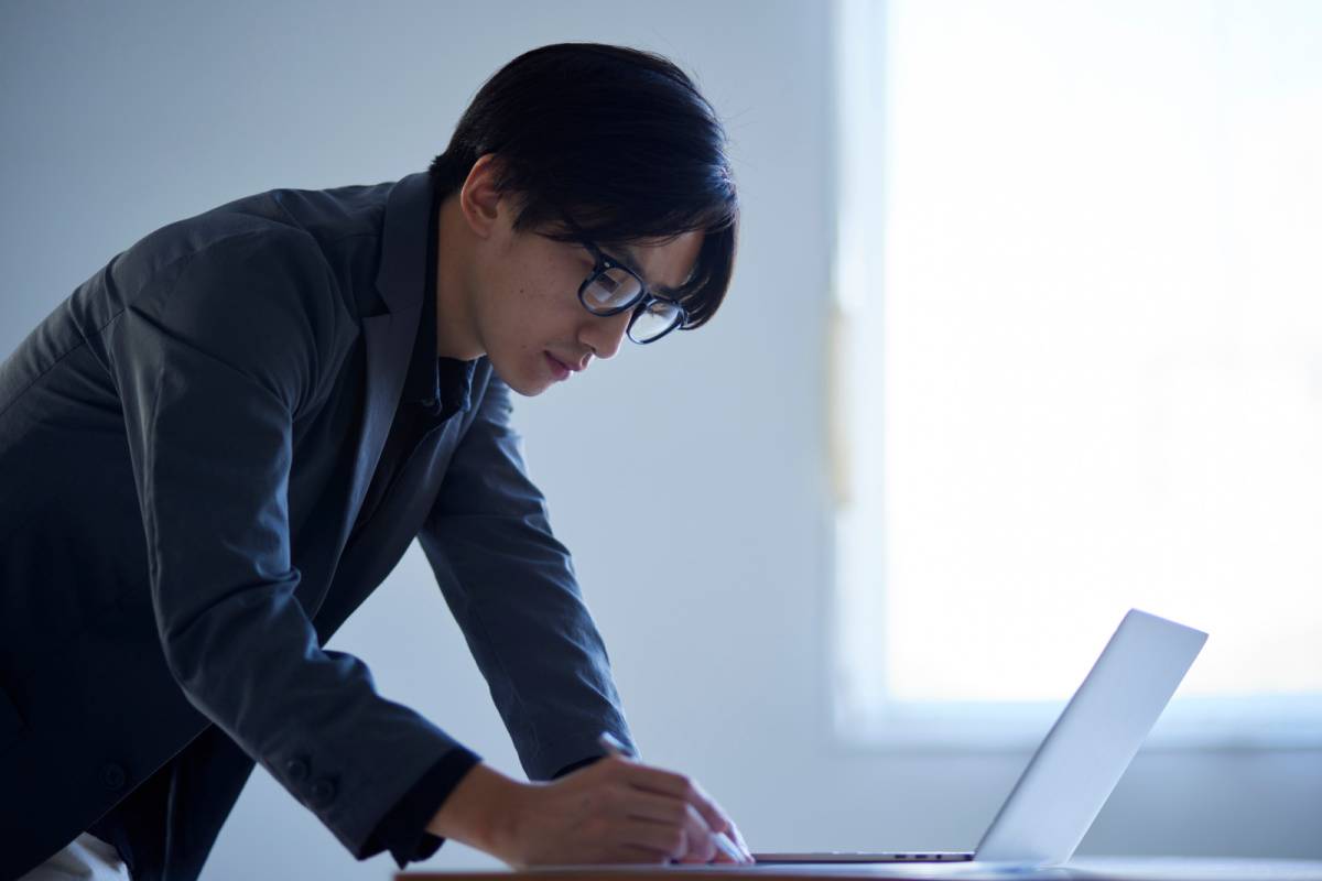 パソコンで作業をしている男性