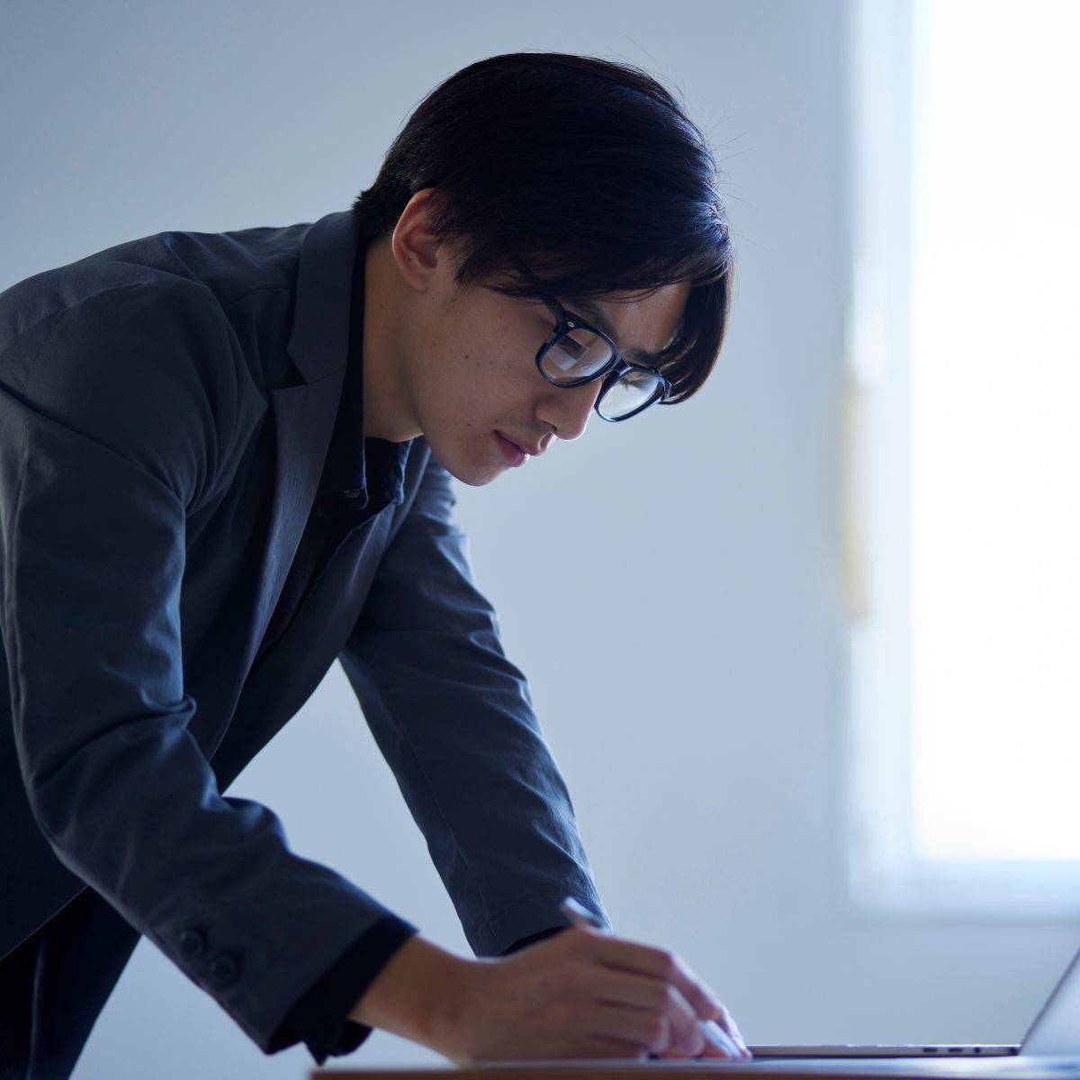 パソコンで作業をしている男性