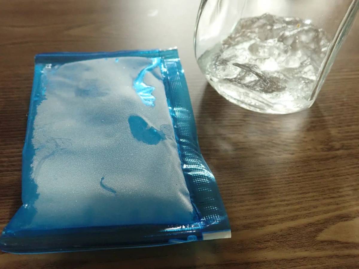 ダイソー消臭剤入 切って使える保冷剤(50g×6個)−３