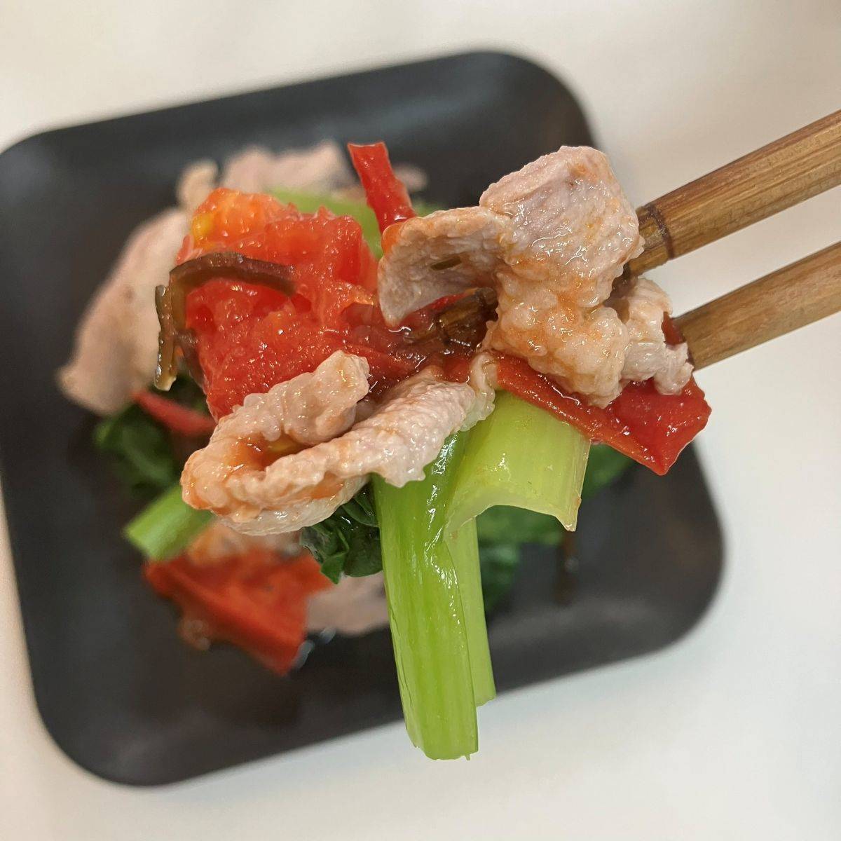 ふじっ子公式の「春キャベツと豚肉のふじっ子トマトソース」のレシピ