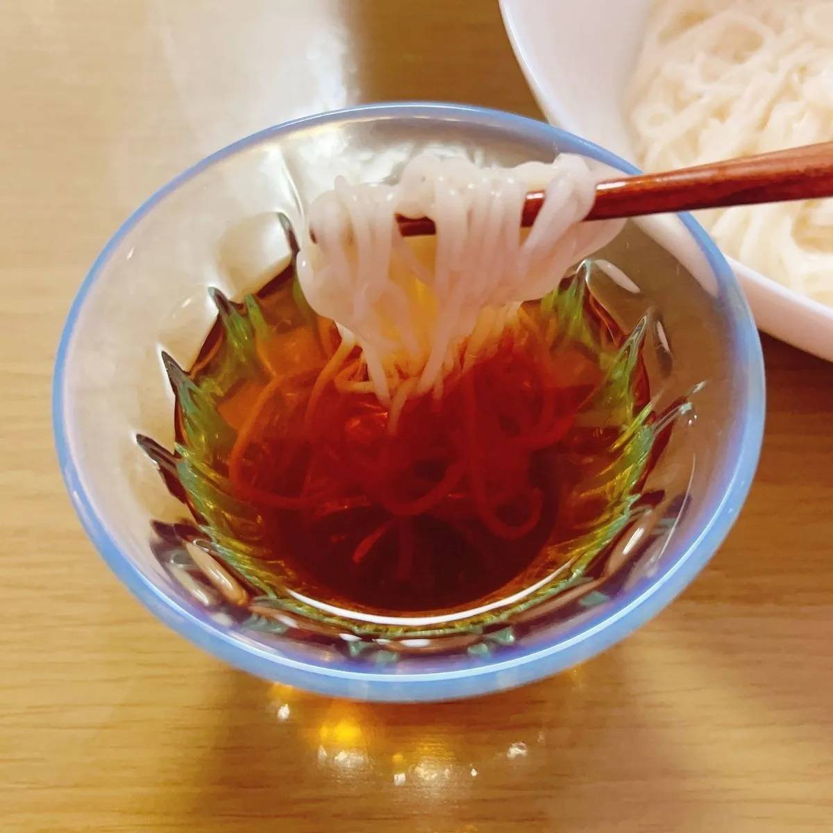 箸でそうめんを持ち上げた場面