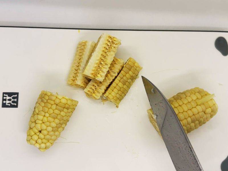 とうもろこしを４等分する