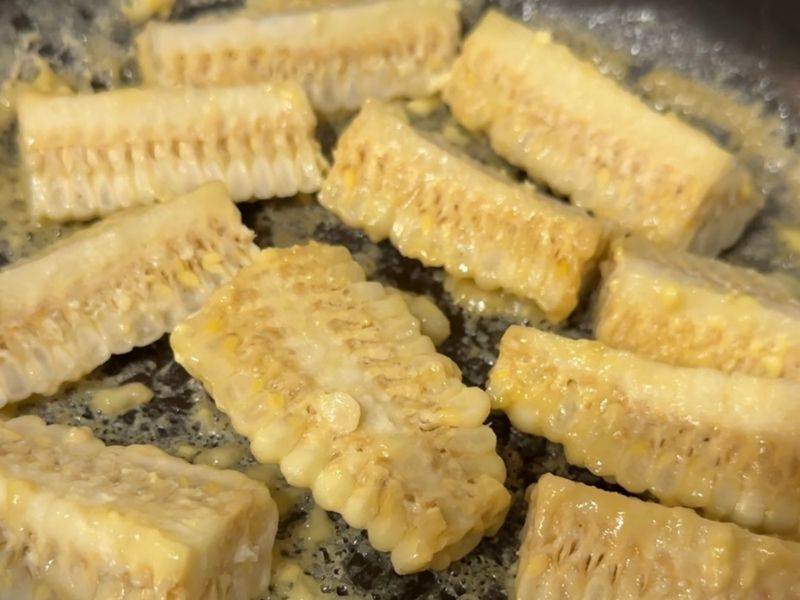とうもろこしをソースに絡める