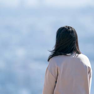  女性の後ろ姿 