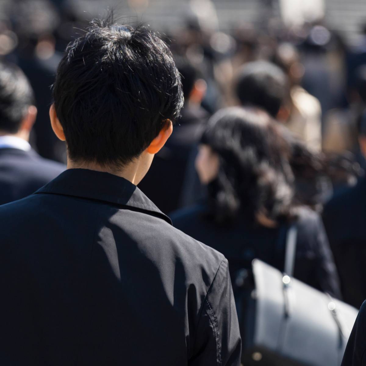 男性の後ろ姿