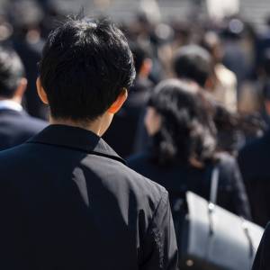  男性の後ろ姿 